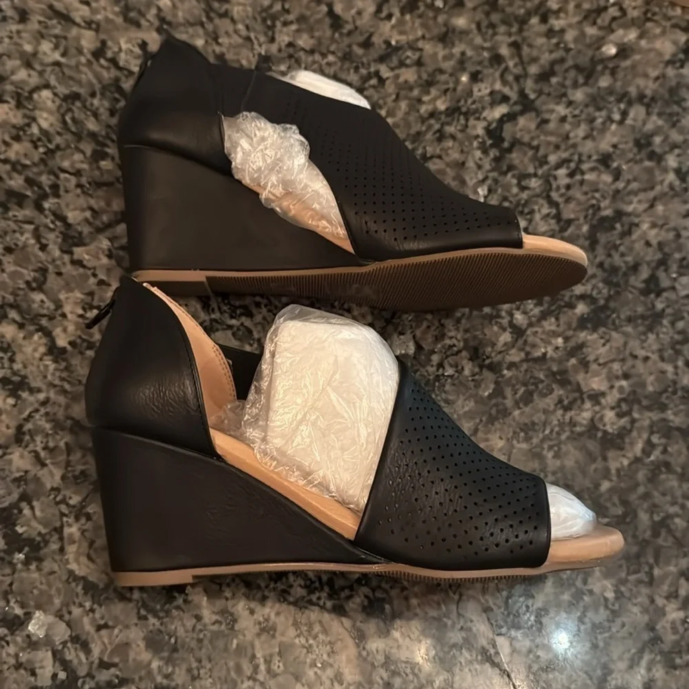 Journee Collection Aretha Black peep toe wedge NIB 6